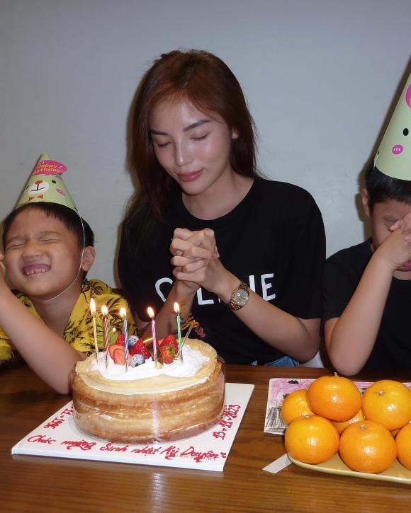 View - Kỳ Duyên đón sinh nhật tuổi 27 ấm cúng bên gia đình, Minh Triệu cũng có mặt trong ngày đặc biệt của 'tình tin đồn' 