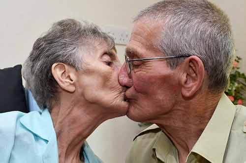 View - Tại sao người già và trung niên thường ngừng hôn nhau? Muốn biết lý do hãy nghe tâm sự rất thật của 3 người này 