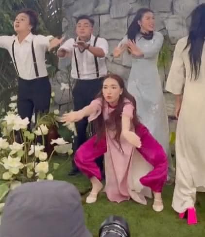 View - 'Đặc sản' đám cưới Puka - Gin Tuấn Kiệt gọi tên Hòa Minzy: Hết hóa DJ lại làm thành viên đoàn Lân sư rồng cực hài 