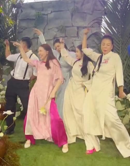 View - 'Đặc sản' đám cưới Puka - Gin Tuấn Kiệt gọi tên Hòa Minzy: Hết hóa DJ lại làm thành viên đoàn Lân sư rồng cực hài 