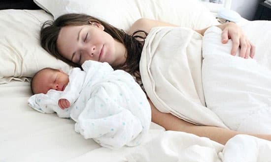 trẻ ngủ với u, sở hữu nên mang đến con cái ngủ với u, ngủ riêng biệt 