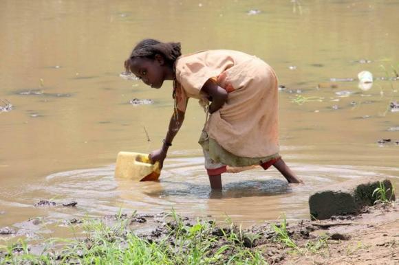 View - Châu Phi có lượng nước ngầm nhiều gấp 100 lần bề mặt, tại sao người ta không đào giếng mà đi tìm nước khắp nơi?