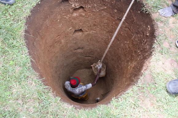 View - Châu Phi có lượng nước ngầm nhiều gấp 100 lần bề mặt, tại sao người ta không đào giếng mà đi tìm nước khắp nơi?