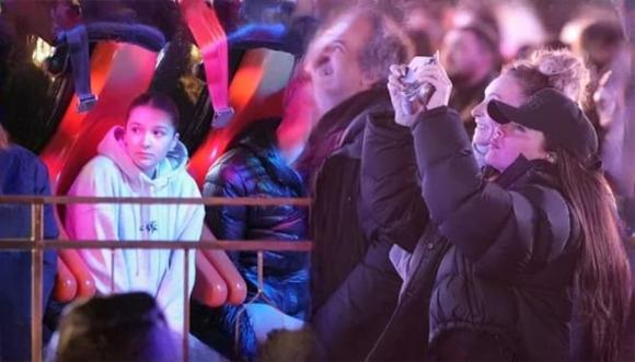 View - Victoria Beckham xuất hiện giản dị tại khu chợ Giáng sinh lớn nhất ở London, con gái Harper ra dáng thiếu nữ trưởng thành