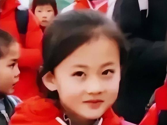 Chung Gia Hiền, cô bé 7 tuổi cười tỏa nắng, clip hay
