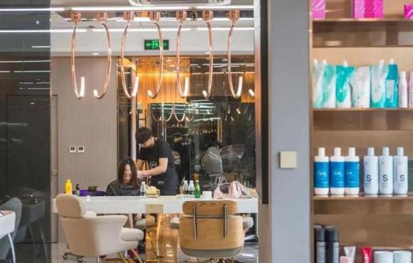 View - Tại sao ngày càng có nhiều người không đến tiệm cắt tóc để cắt tóc? Chuyên gia tổng hợp 3 lý do quá đúng