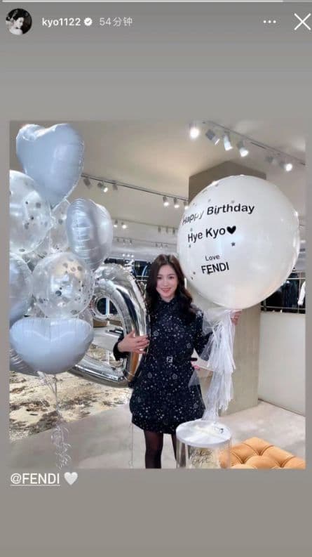 View - Song Hye Kyo đăng ảnh: Mái tóc xoăn trong bộ váy hoa thật đẹp khi cầm quả bóng bay lớn trên tay!