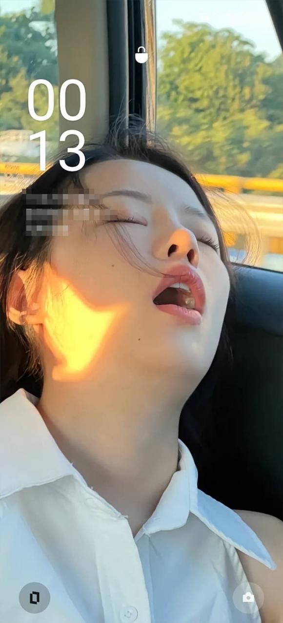View - Tư thế ngủ bá đạo của mỹ nữ Chiết Giang nhanh chóng bị bạn thân chụp lại và cười sặc: Rất thích hợp làm hình nền điện thoại