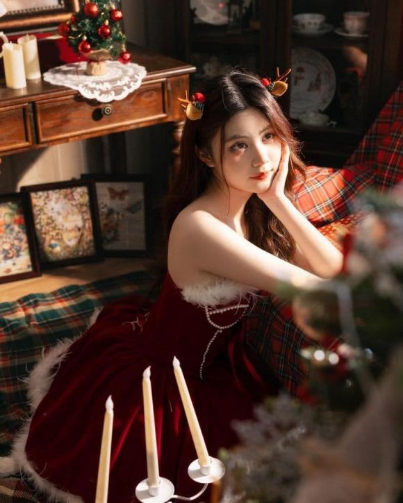 View - Con gái út Quyền Linh tung bộ ảnh Giáng sinh ấn tượng: Nhan sắc ngọt ngào ghi điểm, ngày càng ra dáng Hoa hậu tương lai 