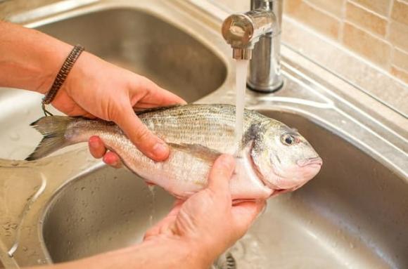 Mẹo rửa cá,mẹo rửa cá hết tanh,cách rửa cá không dùng nước lả