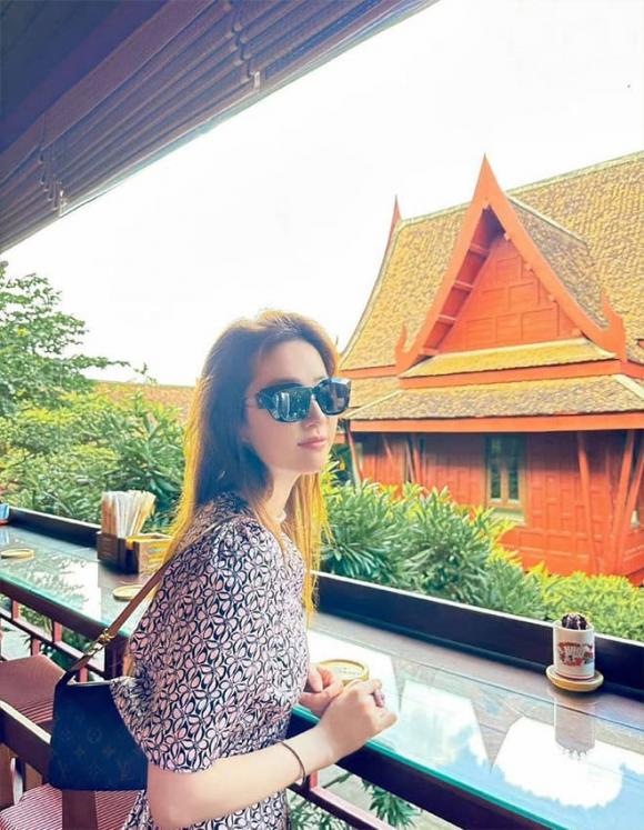 View - Lưu Diệc Phi tiếp tục khoe sắc trong chuyến du lịch ngọt ngào tại Thái Lan, đeo nơ, bĩu môi, trông xinh xắn và đáng yêu