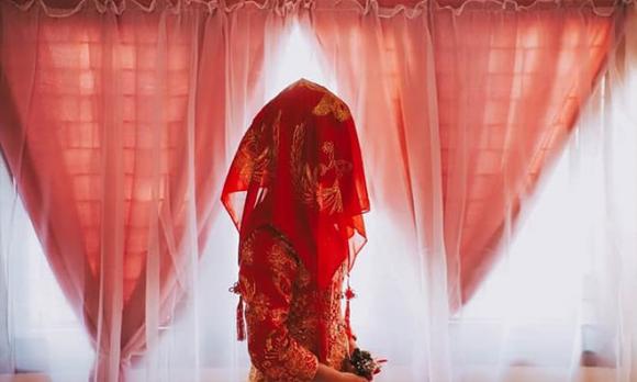 View - Rùng mình trước nguồn gốc cô dâu thời xưa phải đội 'khăn trùm đầu đỏ'