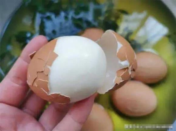 View - Khi luộc trứng, tránh luộc trong nước lạnh, hướng dẫn bạn cách làm đúng, trứng sẽ ngon mềm, vừa chạm vào sẽ bong vỏ