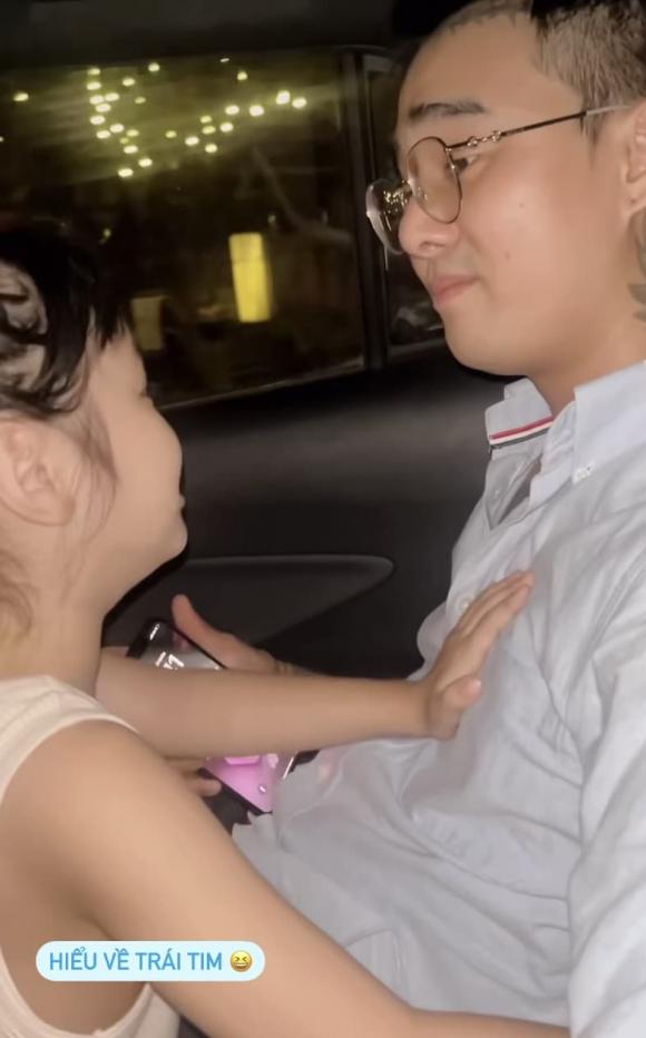 View - Cindy Lư khoe trọn khoảnh khắc Đạt G nô đùa bên con gái, netizen rần rần phát sốt