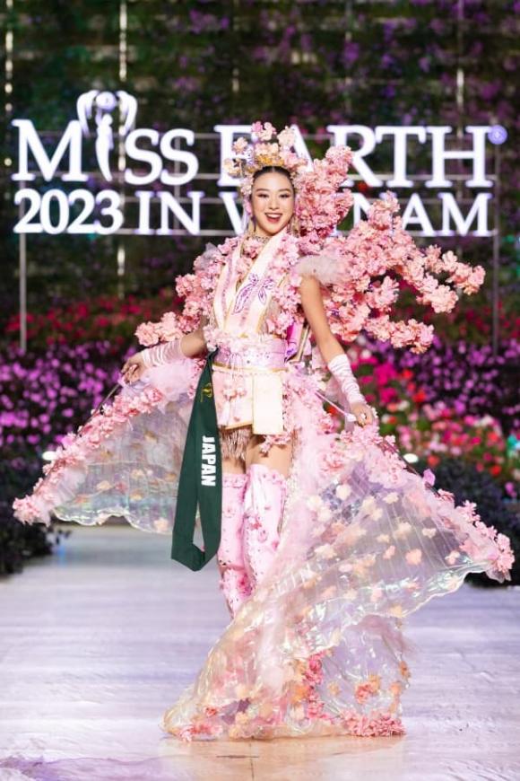 View - Bán kết Miss Earth 2023: Hoa hậu Đỗ Lan Anh khoe sắc với trang phục dân tộc ấn tượng
