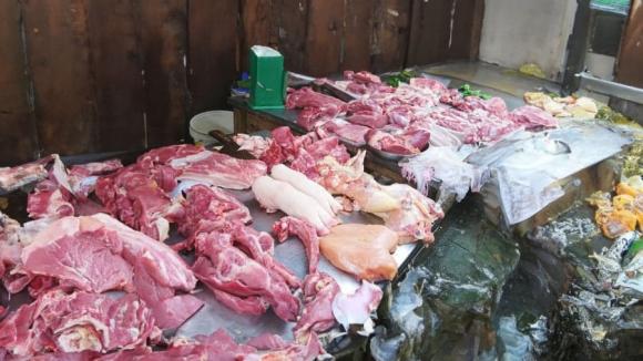 View - Người bán thịt treo thịt bò lên cao nhưng lại đặt thịt lợn trên mặt bàn, lý do là gì? Một người bán thịt lâu năm tiết lộ