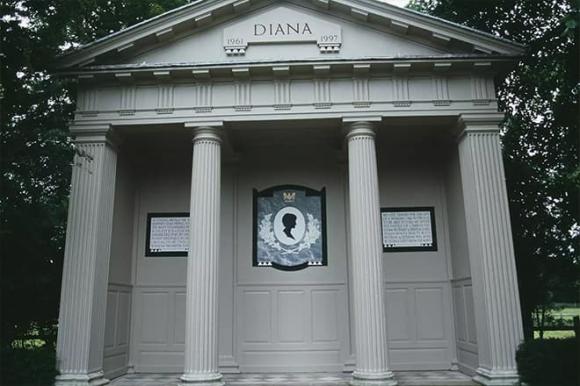 View - Công nương Diana được chôn cất ở đâu? Tất cả về ngôi mộ hồ hình bầu dục của cố công nương tại Althorp