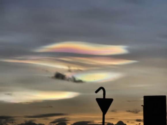 View - Người Anh kinh ngạc khi phát hiện 'đám mây cầu vồng' siêu hiếm trên bầu trời