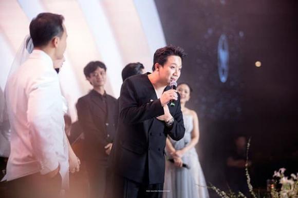 View - Hari Won bị bắt gặp tỏ thái độ khiến Trấn Thành sượng đơ tại đám cưới Diễm My 9x?