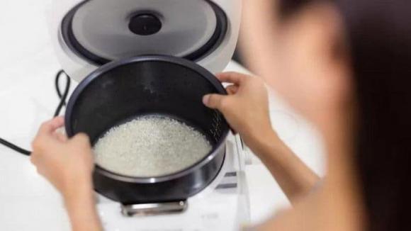 Nấu cơm bằng nồi cơm điện,mẹo nấu cơm,cách khắc phục khi cơm bị sống