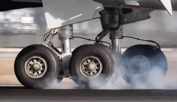 View - Lốp máy bay không lớn, sao chở được hàng trăm tấn? Tại sao lốp máy bay không bị nổ khi hạ cánh? 
