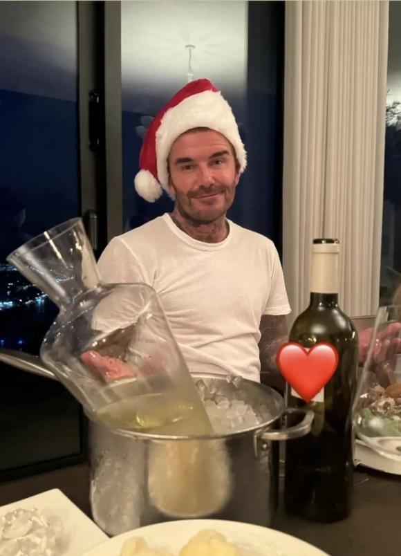 View - Gia đình Beckham chụp ảnh Giáng sinh, da mặt cựu cầu thủ 48 tuổi trông khác lạ, nghi tiêm silicone