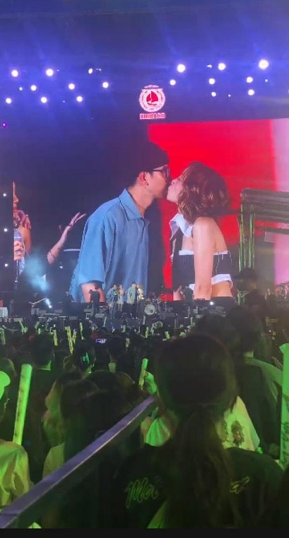 View - Con gái Diva Mỹ Linh công khai khoá môi bạn trai trên sân khấu biểu diễn, 'người ấy là ai'?