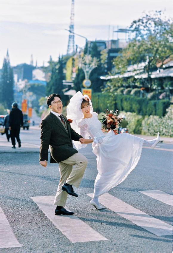 View - Hari Won tung bộ ảnh cưới thập niên 90 cực chất, Trấn Thành còn làm điều đặc biệt này kỉ niệm 7 năm ngày cưới