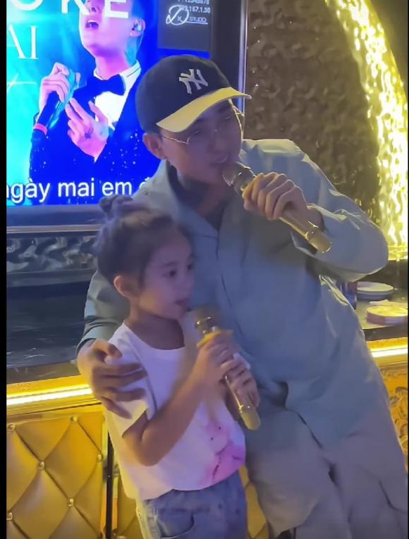 View - Đạt G khoe cảnh hát cực dễ thương cùng con gái Cindy Lư, nụ cười hạnh phúc gây sốt