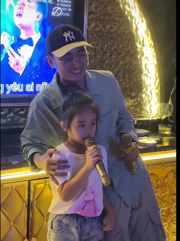 View - Đạt G khoe cảnh hát cực dễ thương cùng con gái Cindy Lư, nụ cười hạnh phúc gây sốt