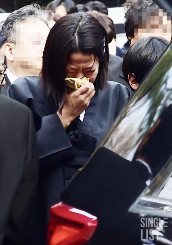 View - Hình ảnh lễ tiễn đưa Lee Sun Kyun về nơi an nghỉ cuối cùng: Jeon Hye Jin khóc nghẹn trước linh cữu của chồng, con trai lớn cầm di ảnh bố