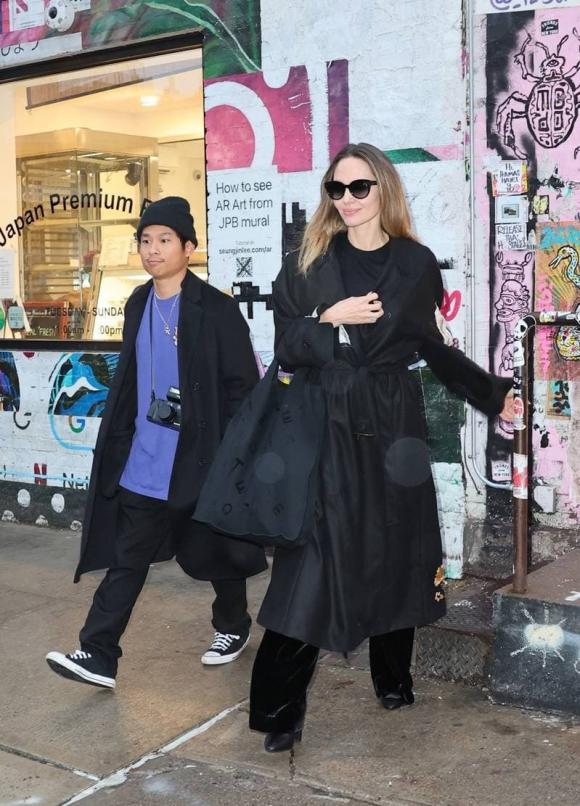 View - Angelina Jolie tươi rói diện áo khoác sang chảnh dạo phố cùng con trai nuôi gốc Việt Pax Thiên 