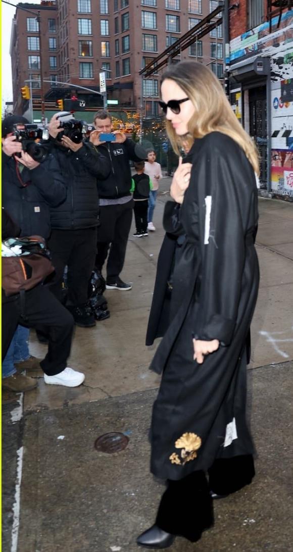 View - Angelina Jolie tươi rói diện áo khoác sang chảnh dạo phố cùng con trai nuôi gốc Việt Pax Thiên 