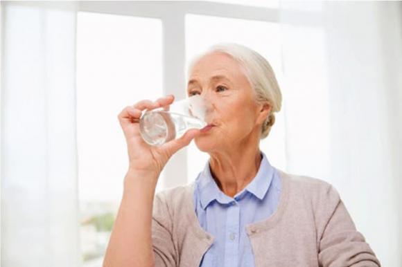 uống nước, người già uống nước, 3 ly nước cứu mạng, 3 ly “nước cứu mạng” vào mùa đông, 3 ly “nước cứu mạng” người già