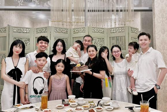 View - Đại gia Minh Nhựa mừng sinh nhật mẹ, bà hai và con riêng Minh Anh vui vẻ chung khung hình 