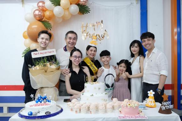 View - Đại gia Minh Nhựa mừng sinh nhật mẹ, bà hai và con riêng Minh Anh vui vẻ chung khung hình 