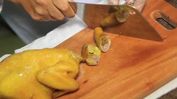 View - Cách chặt thịt gà đẹp mắt, không bị nát từ đầu bếp 