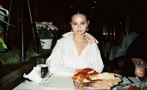 Selena Gomez, sao Hollywood, khoảnh khắc hạnh phúc của Selena Gomez trước đêm giao thừa