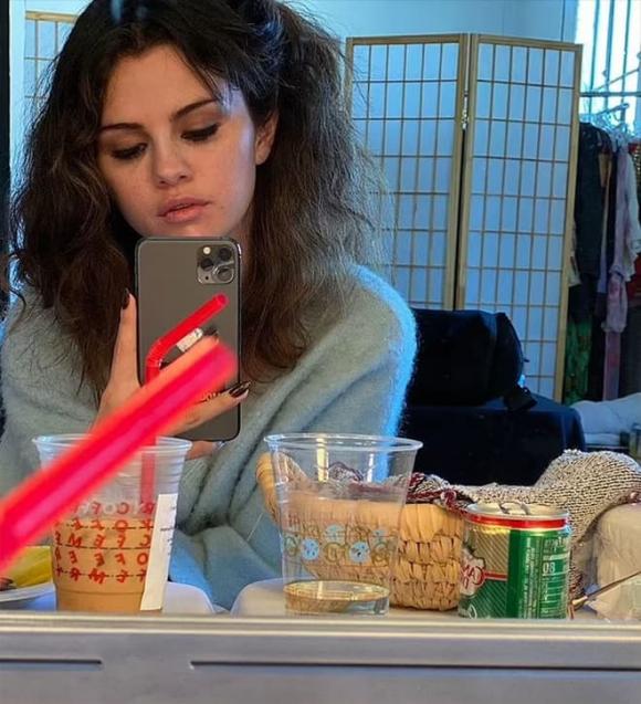 View - Selena Gomez chia sẻ lại khoảnh khắc vui vẻ trong năm qua, bao gồm cả bức ảnh selfie với em gái Gracie trước đêm giao thừa