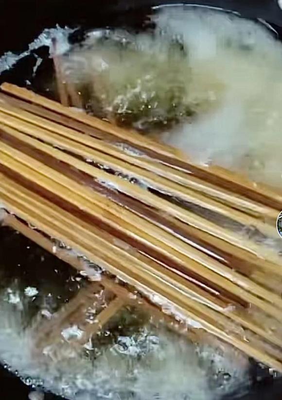 Luộc đũa,luộc thớt,tác dụng của việc luộc đũa luộc thớt,mẹo vệ sinh bát đũa
