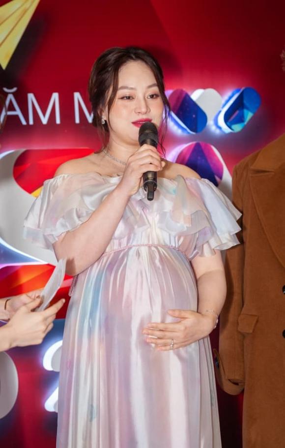 View - VTV Awards 2023: Thanh Sơn - Khả Ngân tình hết nấc, Lan Phương ôm bụng bầu 7 tháng lên thảm đỏ