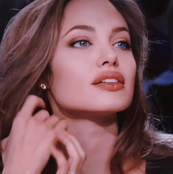 View - Angelina Jolie - người đẹp gợi cảm nhất Hollywood vẫn khiến dân tình say đắm dù ở tuổi U50 