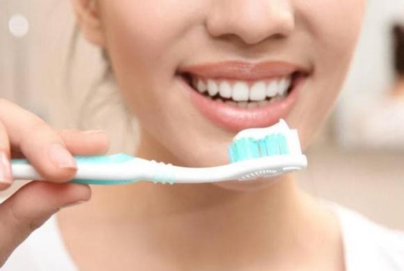 View - Có nên ngâm kem đánh răng trong nước trước khi đánh răng? Bạn có cần chải lớp phủ lưỡi không? Nhiều người đã sai