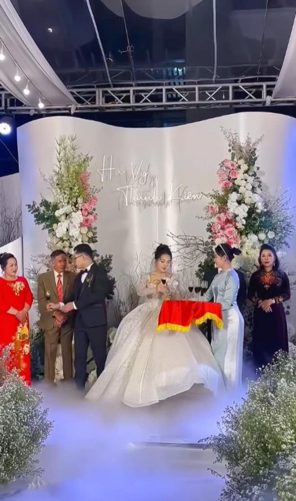 View - Mâm cỗ cưới 28 triệu của đại gia Quảng Ninh gây bão mạng, cô dâu đeo vàng trĩu cổ và của hồi môn trên 60 tỷ