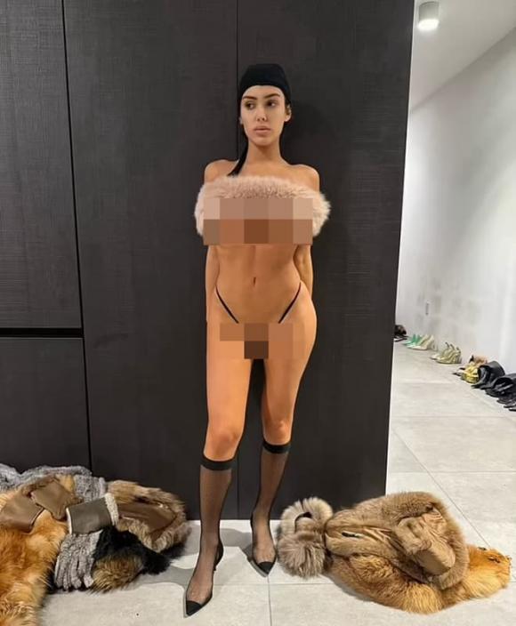 View - Kanye West đang 'làm nhục' Bianca Censori, cố biến vợ mới thành bản sao của vợ cũ Kim Kardashian