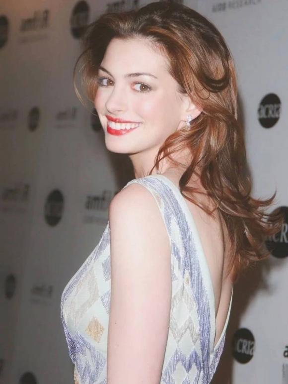 View - Anne Hathaway khiến khán giả 'choáng váng' khi diện váy cổ chữ V 