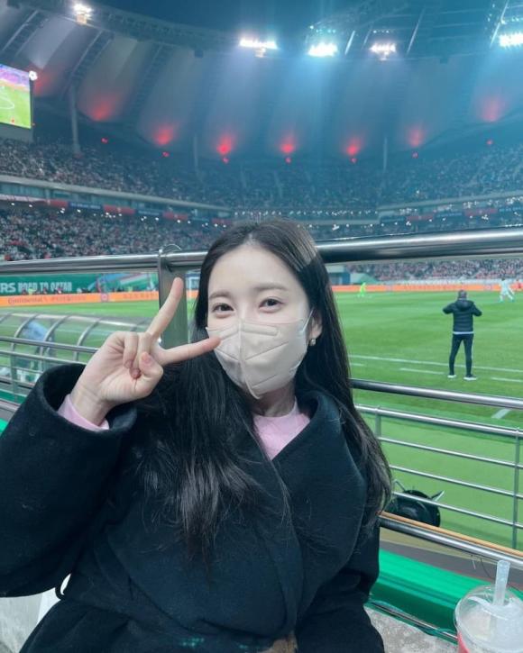 Yoon Chae Kyung, sao hàn hẹn hò, Kpop, April