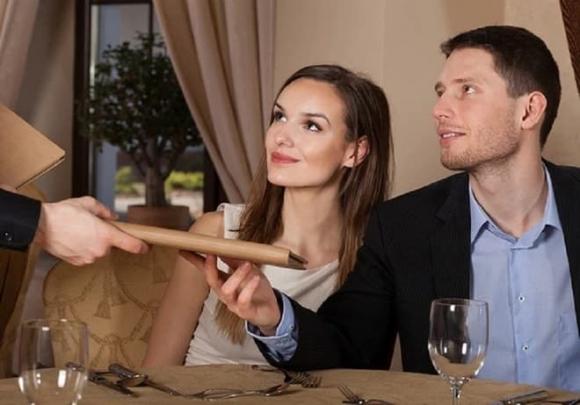 làm gì khi đàn ông mời ăn tối, quy tắc trên bàn ăn, tâm sự tình yêu
