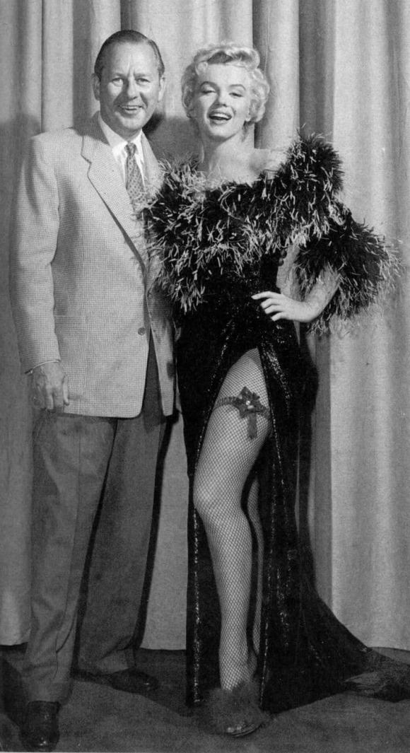 View - Váy của Marilyn Monroe và áo khoác của 'ông trùm tạp chí Playboy'' Hugh Hefner được bán đấu giá 