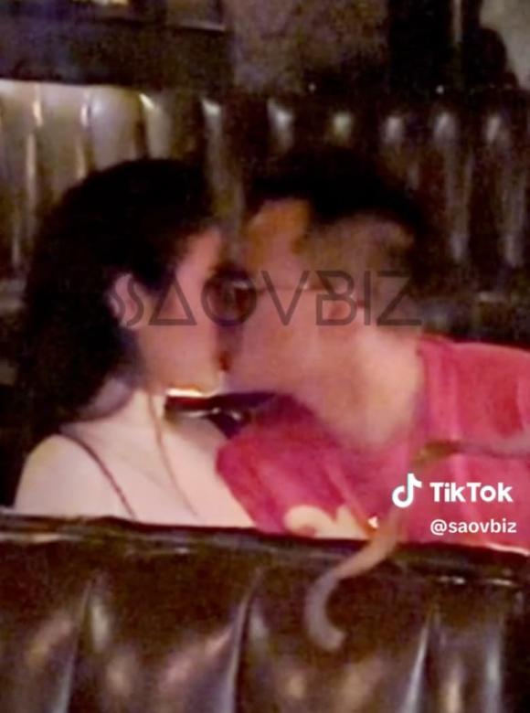Chồng cũ Diệp Lâm Anh bị bắt gặp hôn cô gái lạ đắm đuối trong quán bar.
